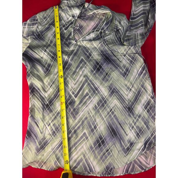 Vince Camuto Women’s Sheer Blouse Green Geometric Print Long Sleeve Size XS - Picture 7 of 7